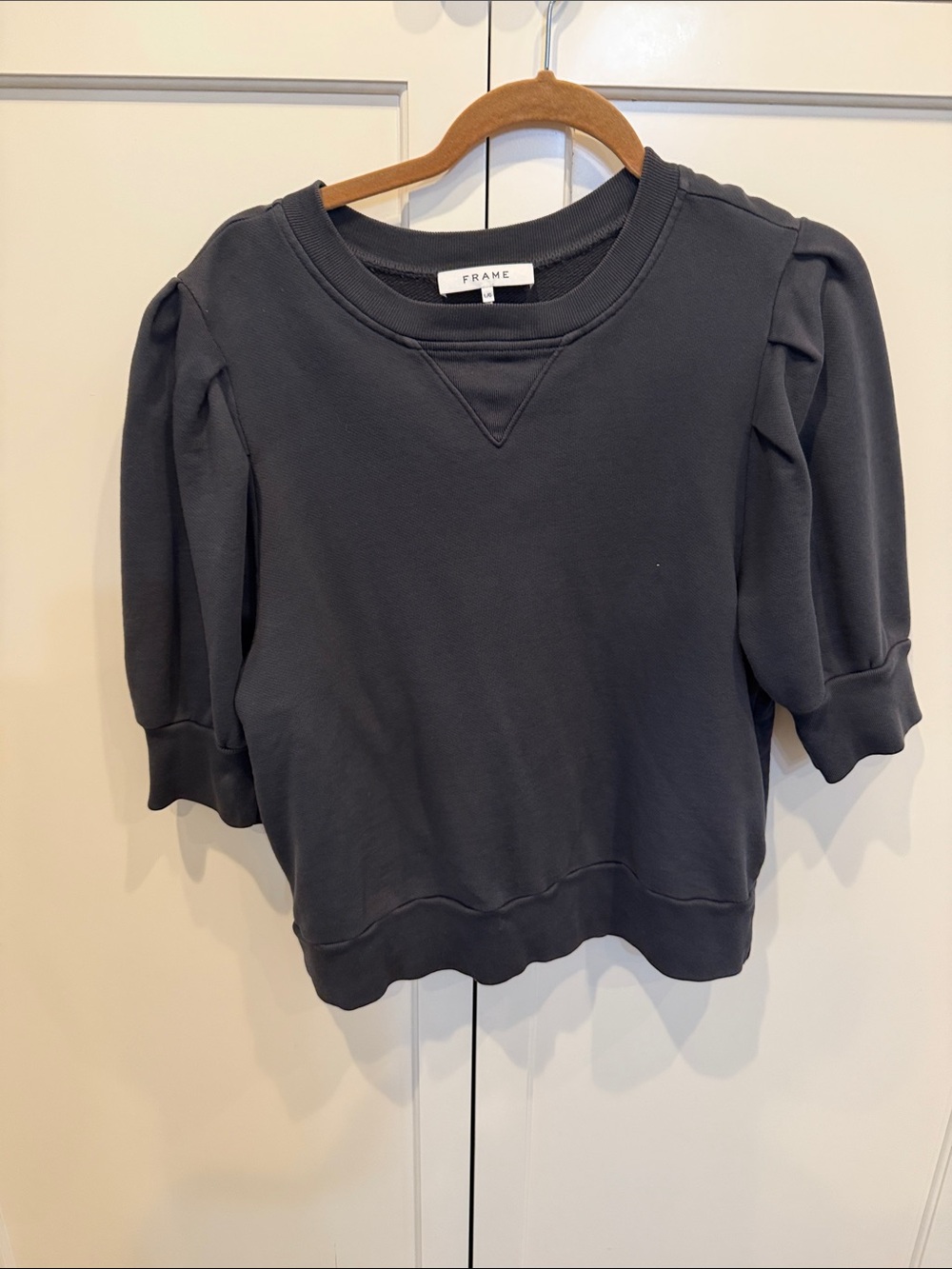 Frame Denim Puff-Sleeve Crewneck Sweatshirt in Charcoal Gray